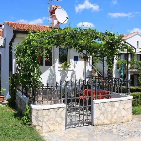 Pergola Mit Schoener Terrasse Διαμέρισμα Πόρετς