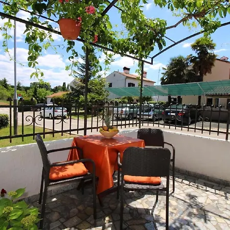 Pergola Mit Schoener Terrasse * Poreč