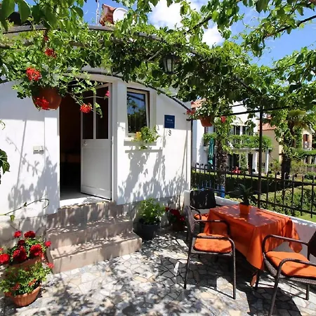 Apartment Pergola Mit Schoener Terrasse Porec